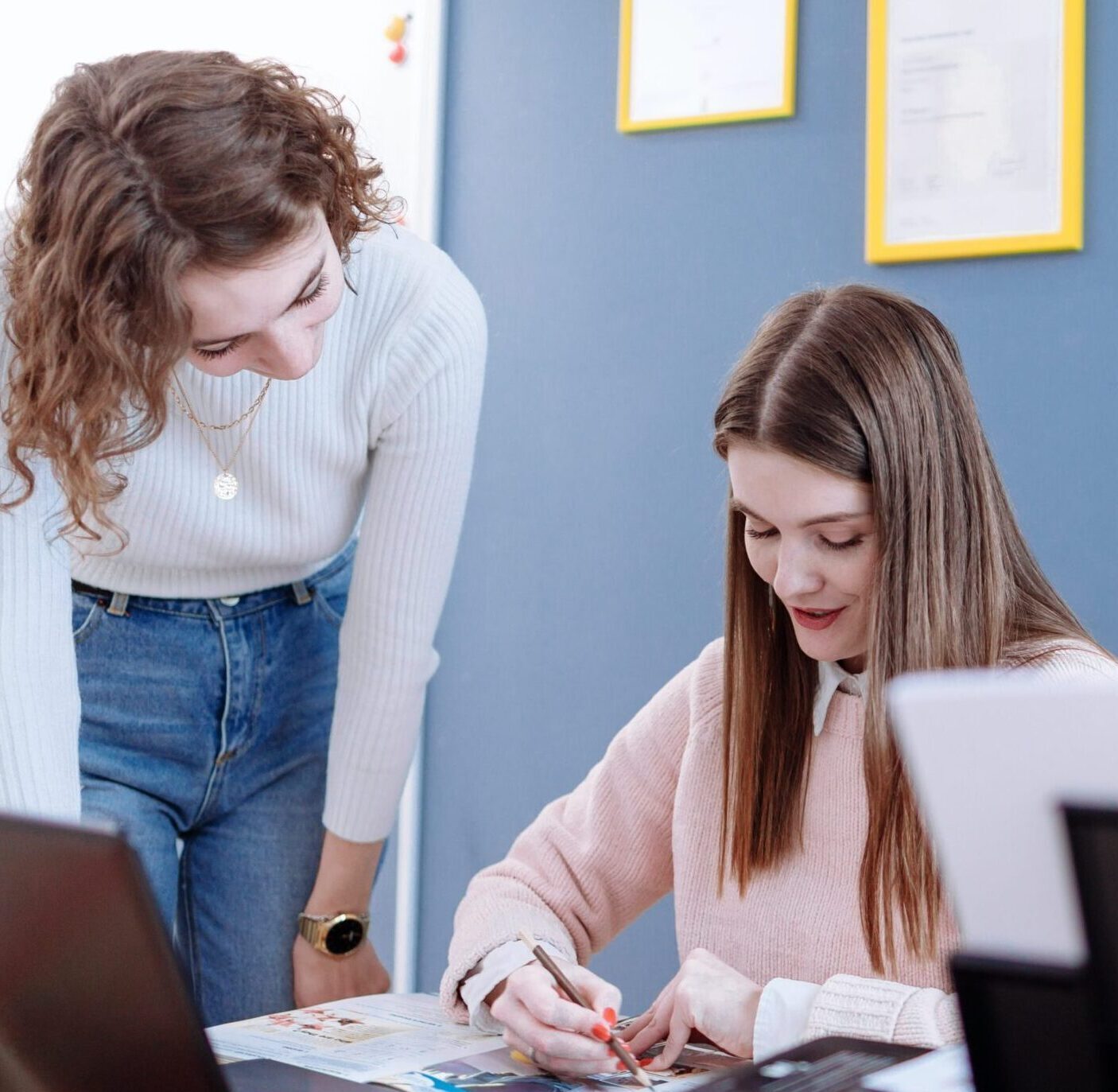 Entrepreneurship course in Pakistan – students learning startup development and business planning