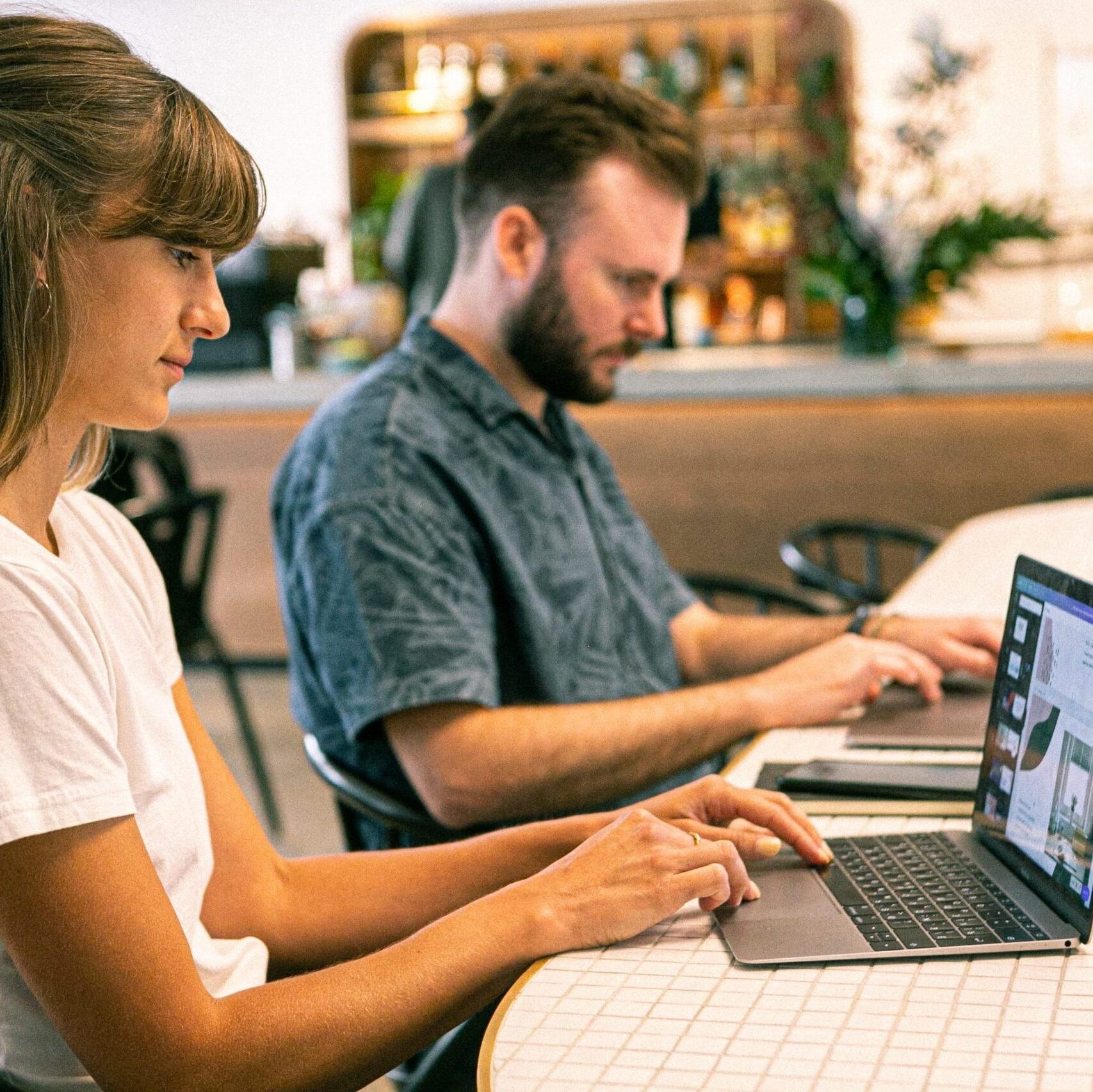 Social Media Marketing course Pakistan – students creating content and managing social media campaigns